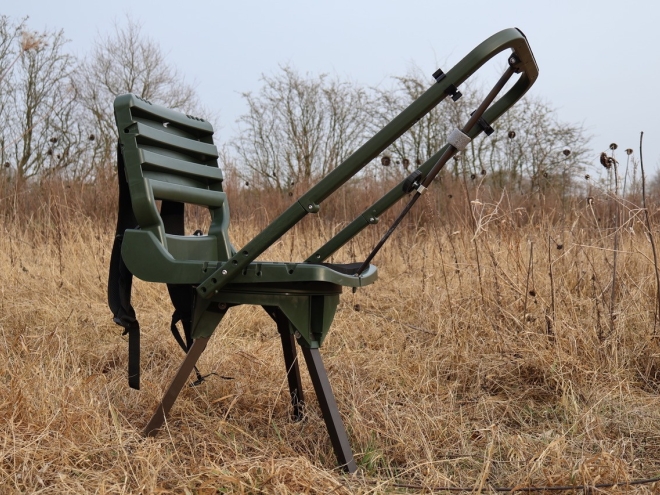 Hunting chair with injection moulded parts