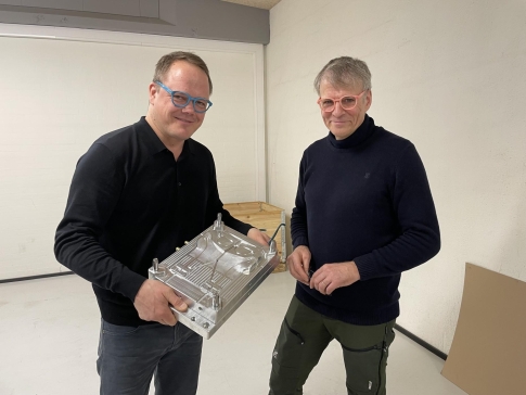 Injection moulding of large items