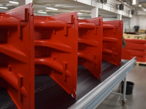 Injection moulding of large items