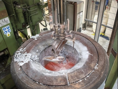 High pressure die casting vs. CNC machining from block: prototypes and low-volum...